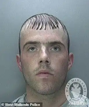 英国通缉犯发型酷似三毛走红,被讽像条形码,警方幽默回应  英国通缉犯发型酷似三毛走红,被讽像条形码,警方幽默回应