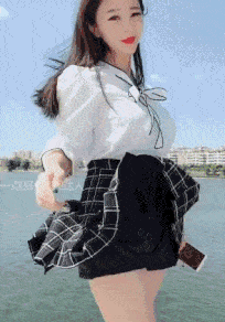  搞笑gif爆笑趣图美女穿着短裙在海边吹风,仙气飘飘真好看