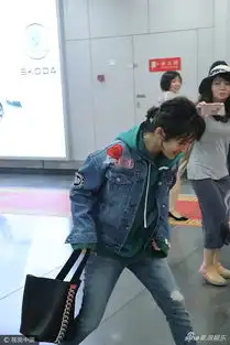  组图杨紫机场实力演绎笑到劈叉大方送签名秒变正经姑娘