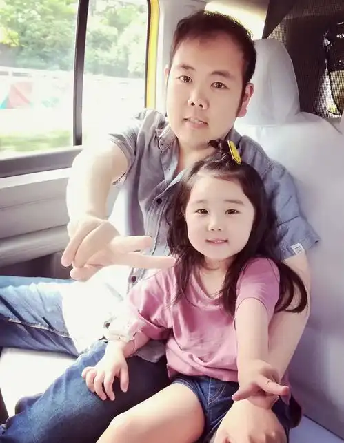  网络恶搞第一人网络小胖近照曝光,头发稀疏略显油腻