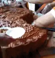  搞笑gif妹子,你用榴莲做鞋子,穿上不扎脚啊