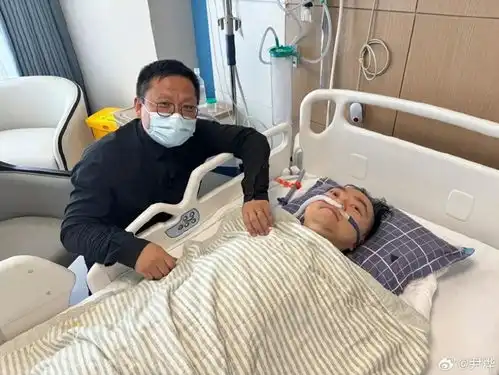 渐冻人蔡磊被造谣装病,华大集团ceo尹烨回应12天前他才从icu转危为安,万万想不到这都有人抹黑  渐冻人蔡磊被造谣装病,华大集团ceo尹烨回应12天前他才从icu转危为安,万万想不到这都有人抹黑