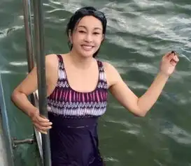  67岁女神刘晓庆,穿着打扮像18岁少女,如今健身实现逆增长