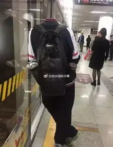  搞笑图片姑娘在众人的劝说下还是接下了花束,毕竟保命要紧啊