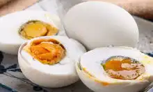 咸鸭蛋沙酥流油,让你在夏季也能胃口大开