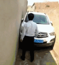  搞笑gif趣图抓住一个正在偷果子的姑娘,该怎么办