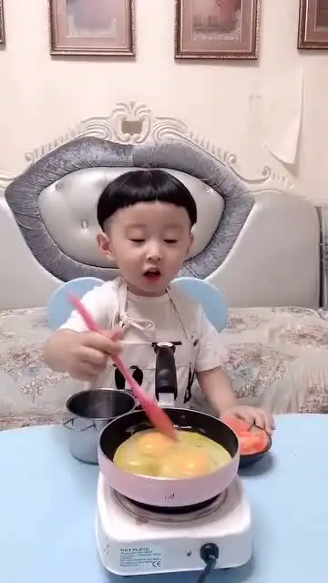  小朋友模仿非洲人做饭,真是太形象了