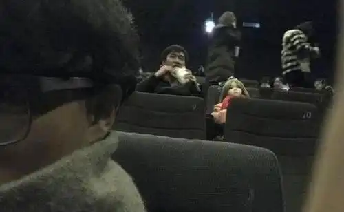 一个人看电影图片搞笑电