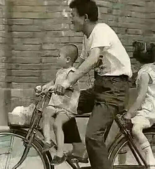 搞笑大爷图片洗车