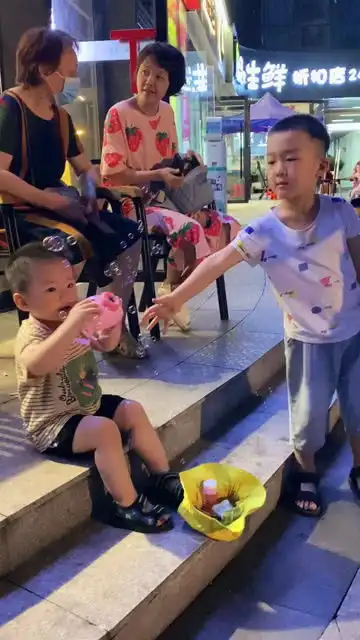  积极响应地摊经济工作不好找,地摊搞一搞大哥我就想问问你卖的啥