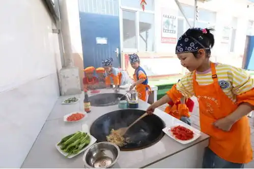 河北唐山萌娃学做饭
