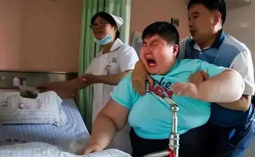  江西一男孩重300斤,一顿能吃八碗饭,21年离世前痛哭我要减肥