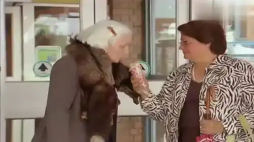 恶搞七旬老太买烤鸡,身上的貂皮闻香即活引路人惊慌  恶搞七旬老太买烤鸡,身上的貂皮闻香即活引路人惊慌