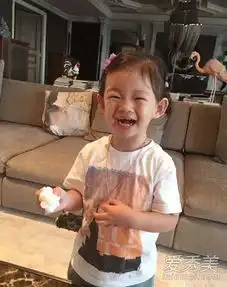 大s儿子近照曝光张兰开心抱孙子孙女组图  大s儿子近照曝光张兰开心抱孙子孙女组图