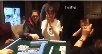  沈梦辰过年和亲戚打麻将,这个抓拍太好笑了