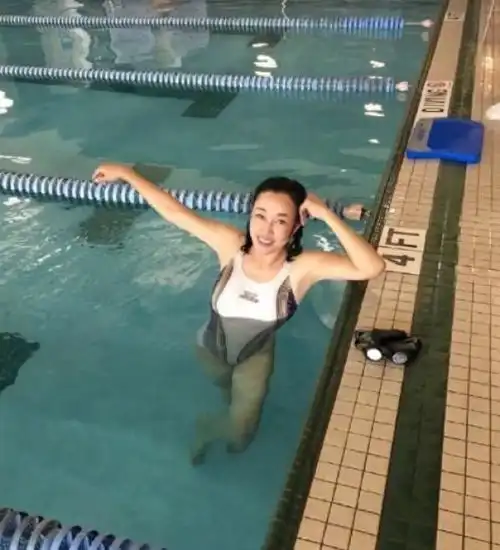  看了刘晓庆游泳照,再看温碧霞,同是不老女神素颜出镜却像母女