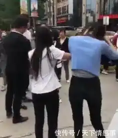  女子当街抓到老公与小三约会,男子对自己的老婆这样做