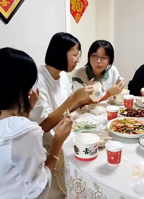 湖北一女生邀请6个同学来吃饭,妈妈忍不住担心白菜要被猪拱了  湖北一女生邀请6个同学来吃饭,妈妈忍不住担心白菜要被猪拱了