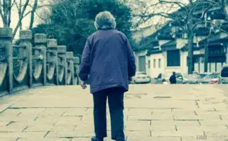 儿子车祸去世,儿媳带孙女改嫁,婚礼上农村母亲含泪提出一个要求  儿子车祸去世,儿媳带孙女改嫁,婚礼上农村母亲含泪提出一个要求