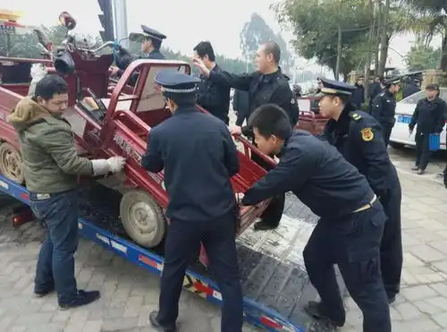  反转全网怒喷老人给城管下跪,知情人士曝光,一则图片披露真相