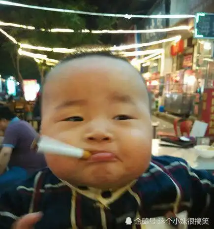  搞笑图片你们说我是去告诉小姐姐,还是去直接帮她系上啊