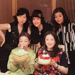  组图郑秀文晒跳水皇后伏明霞近照两人多年闺蜜八月一同庆生