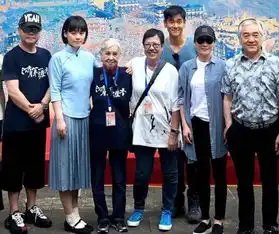  57岁范伟近照曝光,打扮嘻哈似少年