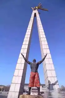 长春裸男雕塑被恶搞穿上东北花色七分裤组图  长春裸男雕塑被恶搞穿上东北花色七分裤组图