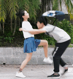  爆笑gif妹子,你不要打肿脸充胖子,其实你就是个菜鸟