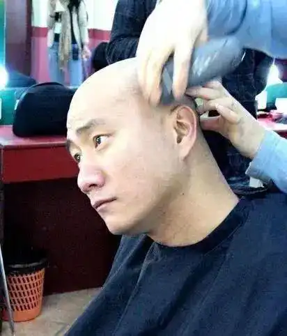  看看明星的光头照,看看哪一张能打动你气质才是真正的担当