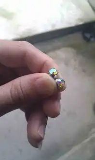  有哪位朋友能看的出照片里的是不是真钻,好多年前的耳环了,不知道是不是真钻,为什么颜色会变这样的