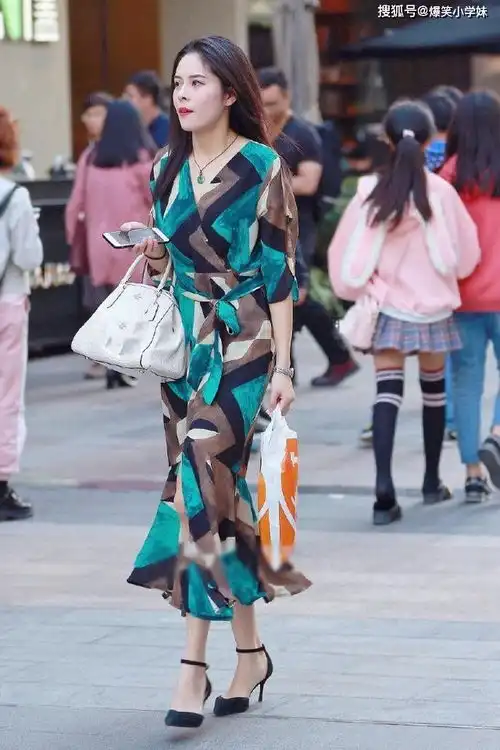 搞笑gif趣图老公,你走路能不能稳一点,晃得我都看不清手机屏幕了  搞笑gif趣图老公,你走路能不能稳一点,晃得我都看不清手机屏幕了