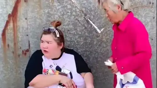 搞笑婆媳婆婆让胖儿媳去偷玉米给她吃,结果却这样,都忍住别笑  搞笑婆媳婆婆让胖儿媳去偷玉米给她吃,结果却这样,都忍住别笑