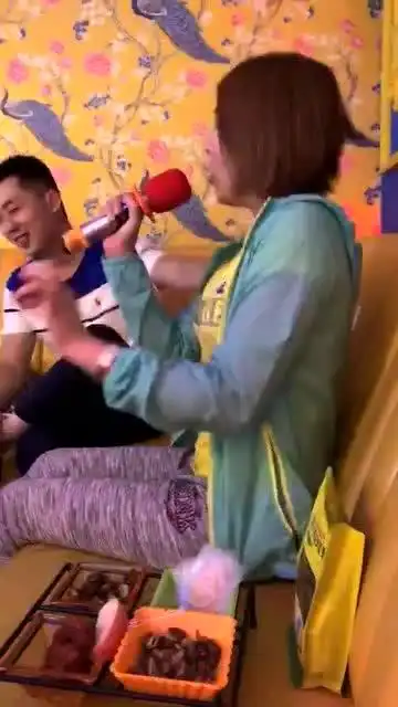  美女唱的太嗨了,把旁边大哥都吓着了,大哥表情太搞笑了