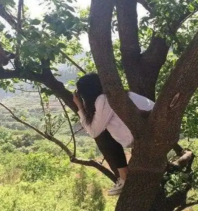  搞笑gif图片笑话段子大妈发传单,非得让警察叔叔看看