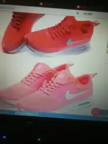  求大神辨真伪一双nikeairmax系列女鞋西瓜红四点多快递来,我拍照片你帮我看看真假,谢