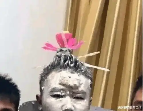  女孩啊,这就是找个没车男友的下场下雨天就更难堪了...