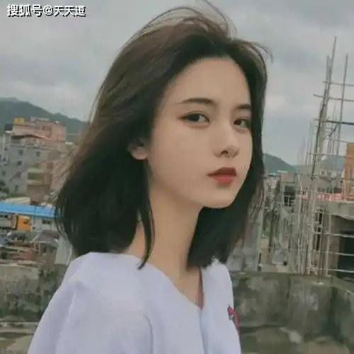  搞笑gif段子妹子,你这是干嘛了,拖鞋成了这样