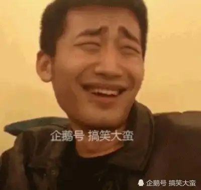  搞笑gif趣图大姐不是来玩儿保龄球的,是来砸场子的吧