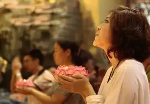  几年前看过一张女子跪在寺庙虔诚求佛的图片,女孩很清秀很漂亮,求那张图,