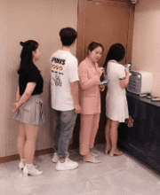  gif搞笑趣图我就说这女的很厉害,不让你招惹,你就是不听