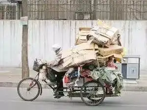 一群收废品的赚了上百万元的不义之财,原来他暗地里搞了一块生财的木板  一群收废品的赚了上百万元的不义之财,原来他暗地里搞了一块生财的木板