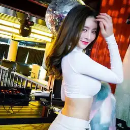  搞笑gif趣图婚礼上还能表演这个新郎有点懵