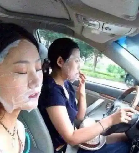  姑娘,坐车的时候就不要秀你的一字步了,这样实在太不安全了