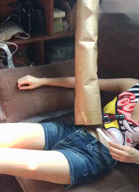  搞笑gif男生们都学习一下,这一招应付女友,绝了