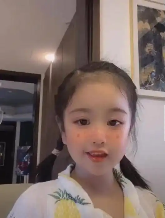  包贝尔女儿近照大变样,小圆脸变小尖脸,表情丰富明星范十足