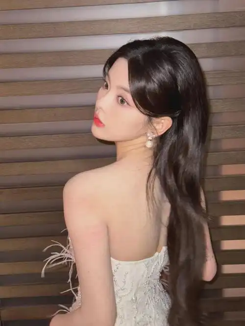  被杨超越的抹胸蕾丝礼服裙惊艳了,白幼瘦美人果然适合纯欲风