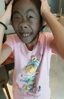  小s母女丝袜套脸,让人想起她的专辑变态少女