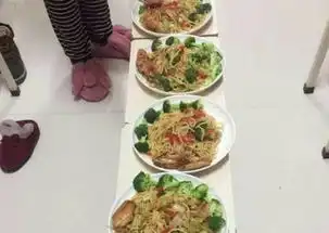  大学宿舍的搞笑做饭方式,完全是考验想象力,网友真是服气