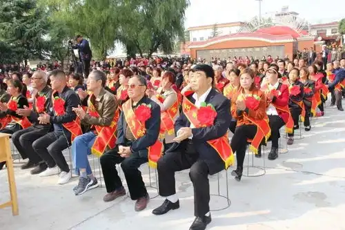  敲锣打鼓重表彰道德模范美名扬市委常委纪委书记监委主任卫光为尹庄镇道德模范授牌